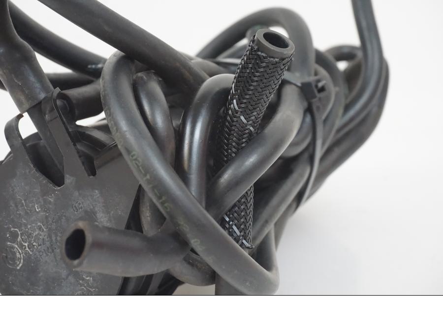 Vänster sida på Fuel Evap System från en BMW R Ninet -2017 motorcykel.