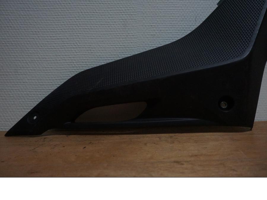 Baksidan på Sidopanel från en Yamaha YZF-R 125 -2008 motorcykel.