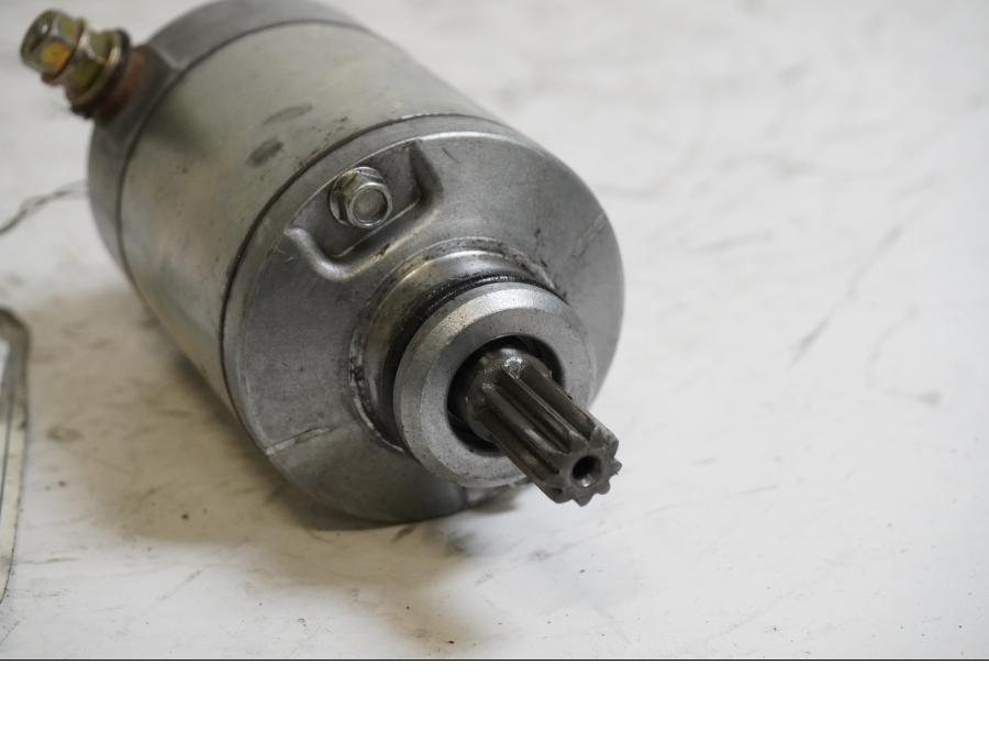 Baksidan på Startmotor från en Suzuki GSX-R 750 -2000 motorcykel.