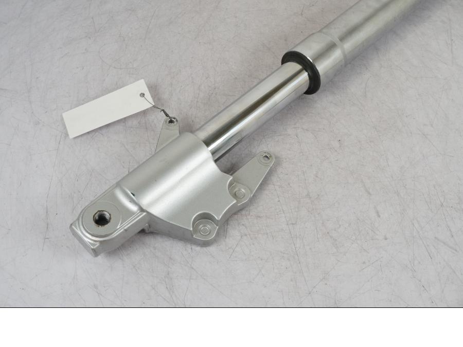 Extrabild1 på Gaffelben från en Suzuki VZ 800 -2000 motorcykel.