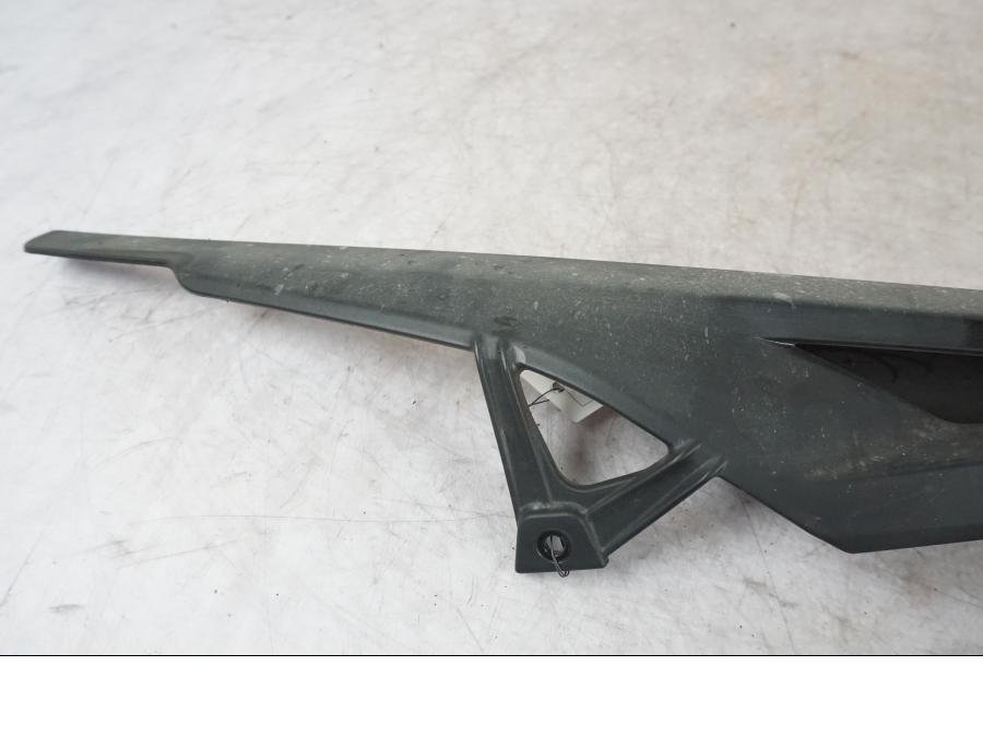 Vänster sida på Kedjeskydd från en BMW F 800 R -2018 motorcykel.