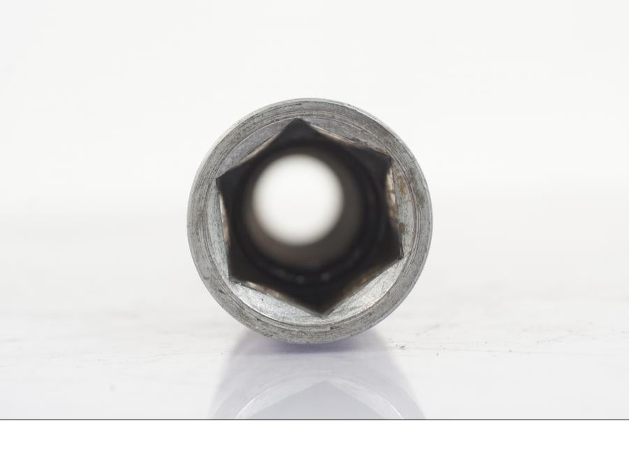 Snett uppifrån på Axel från en BMW R 1200 GS -2005 motorcykel.