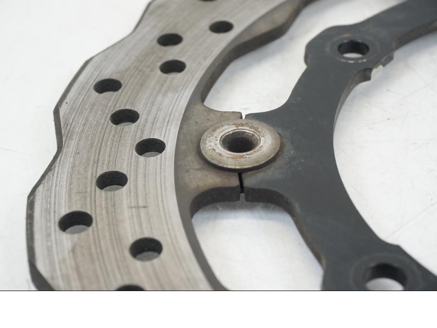 Snett uppifrån på Bromsskiva från en Yamaha XSR 700 -2016 motorcykel.