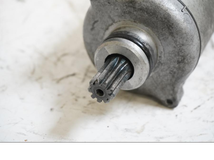 Baksidan på Startmotor från en Yamaha FZ 750 -1988 motorcykel.