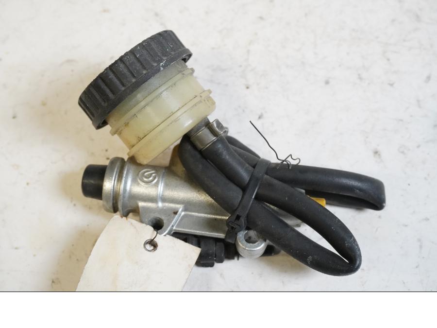 Framsidan på <p>Bromshuvudcylinder bak från BMW R 1200 GS 2007.</p>
<p>Med behållare.</p> motorcykel.