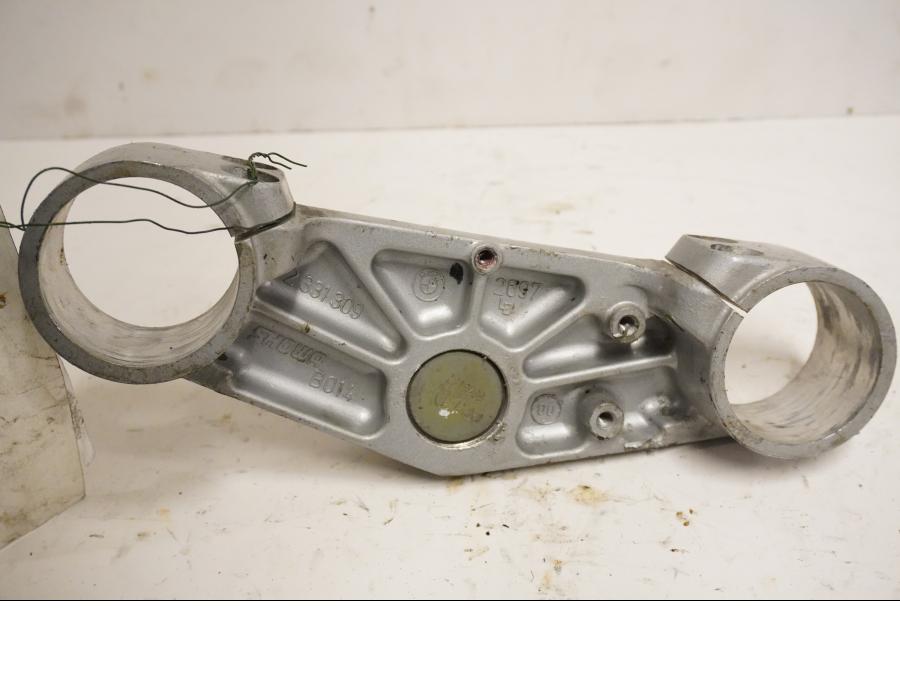 Baksidan på Gaffelkrona från en BMW R 1100 S -2001 motorcykel.