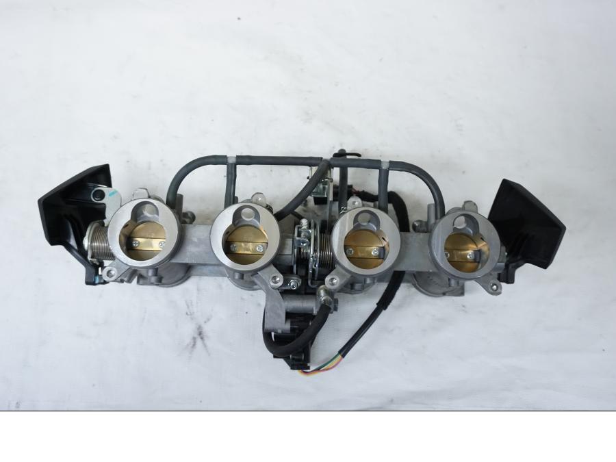 Snett uppifrån på Spjällhus från en Kawasaki Z 800 -2013 motorcykel.