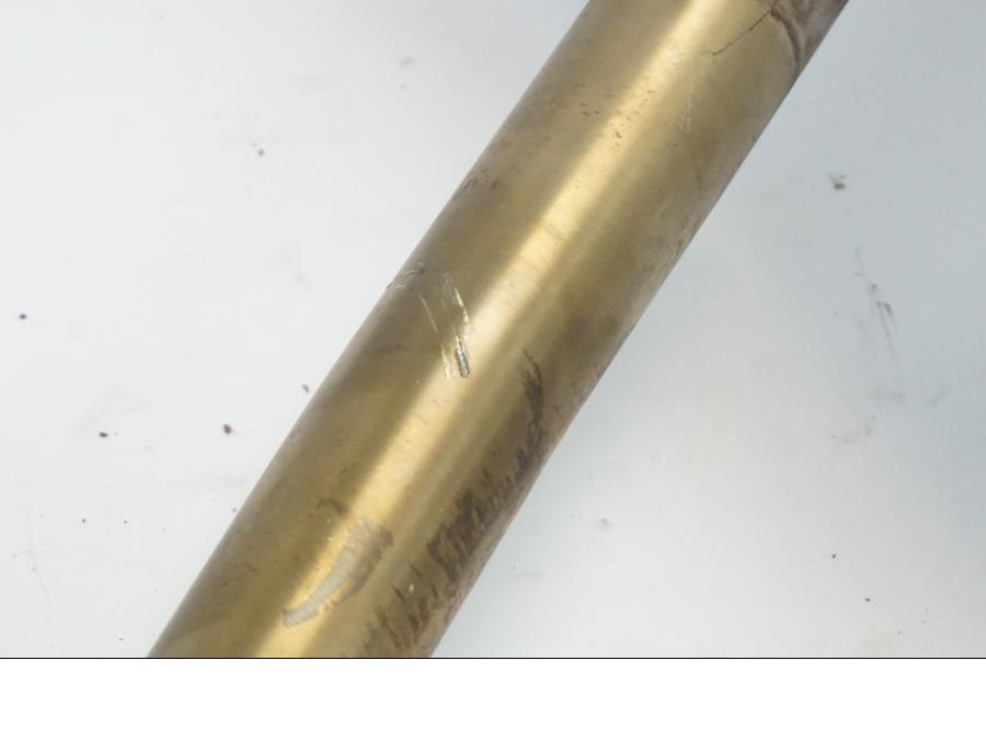 Snett nerifrån på Grenrör från en BMW G 650 GS -2011 motorcykel.