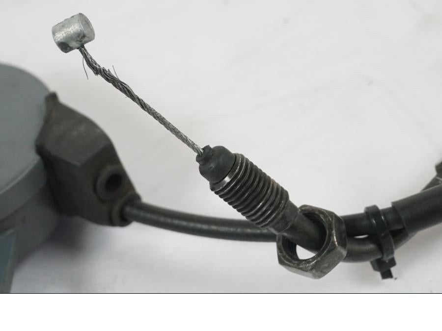 Snett uppifrån på Gasvajer från en Aprilia RS 125 -2000 motorcykel.