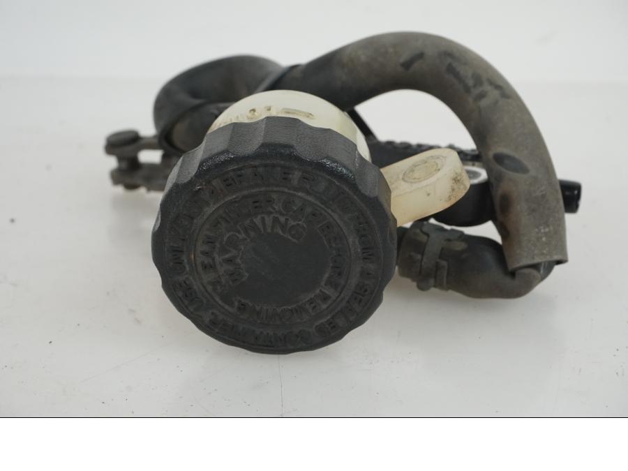 Vänster sida på Bromshuvudcylinder från en Yamaha XJ 900 S -1997 motorcykel.