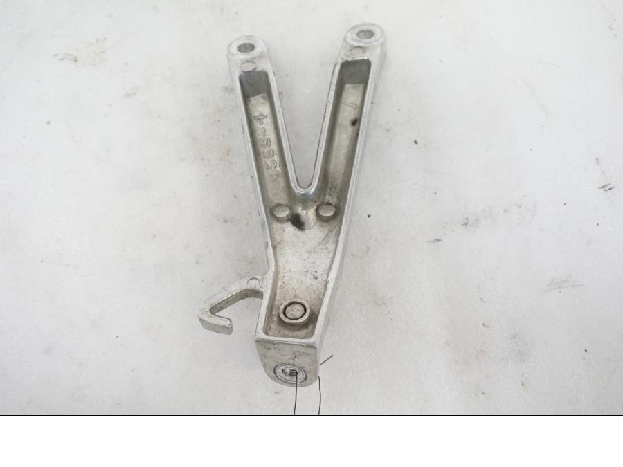 Baksidan på Fotpinnefäste från en Yamaha YZF R6 -1999 motorcykel.