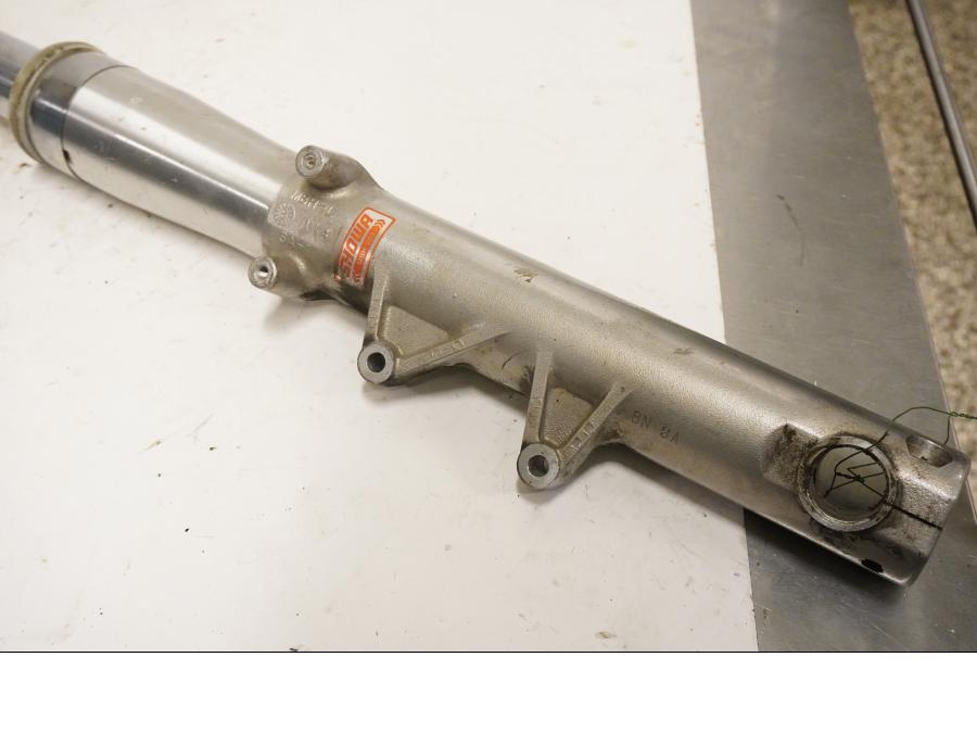 Vänster sida på Gaffelben från en Honda VT 1100 C -1999 motorcykel.