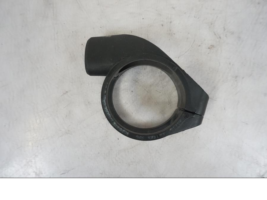 Snett nerifrån på Blinkersfäste från en KTM 1290 Super Duke R -2023 motorcykel.