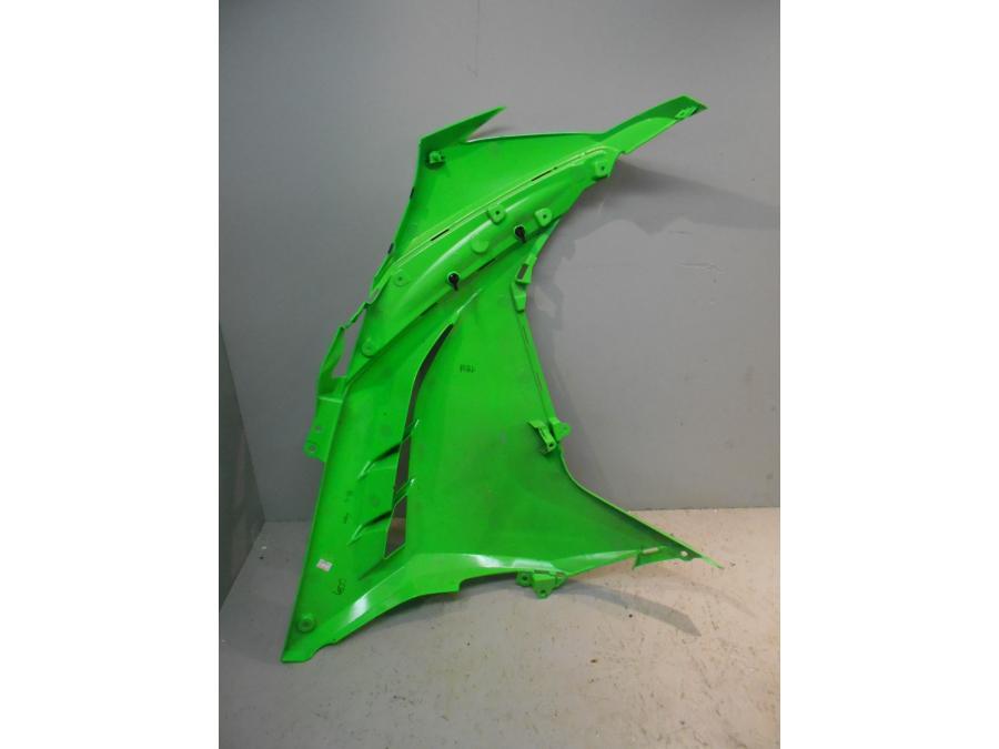 Snett uppifrån på Sidkåpa från en Kawasaki Ninja 300 -2014 motorcykel.