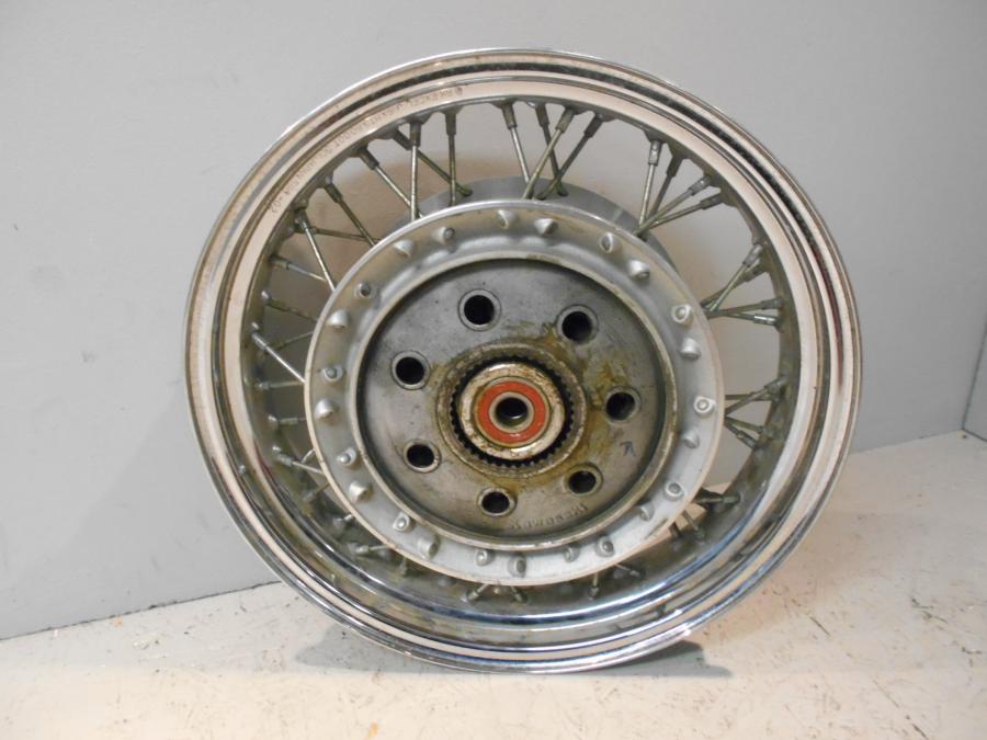 Baksidan på Fälg från en Kawasaki VN 1500 -1996 motorcykel.