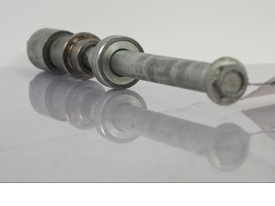 Höger sida på Axel från en Suzuki VZ 800 -2000 motorcykel.