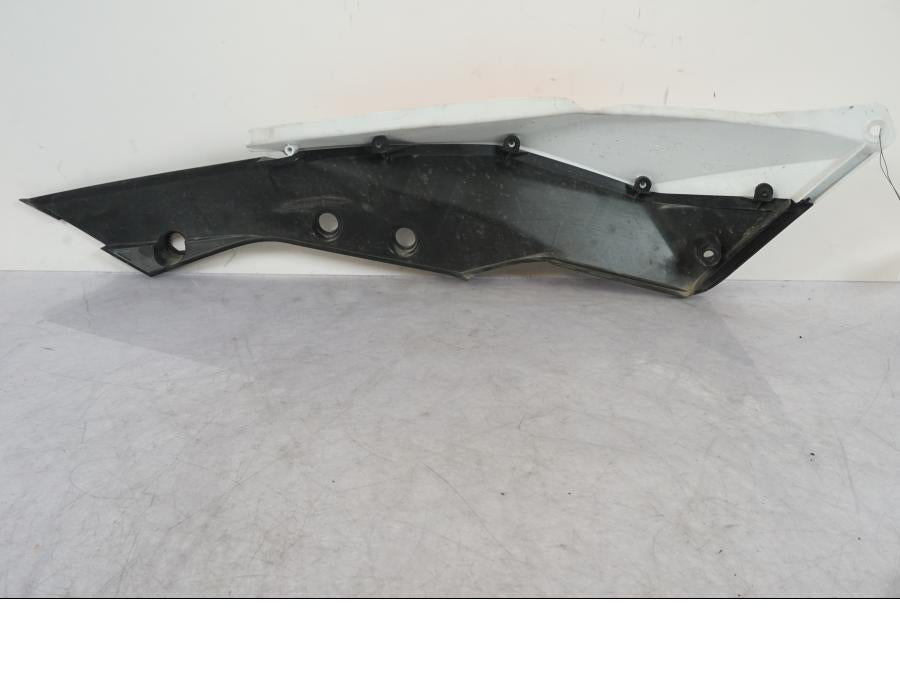 Vänster sida på Bakvinge från en KTM 1290 Super Adventure R -2018 motorcykel.