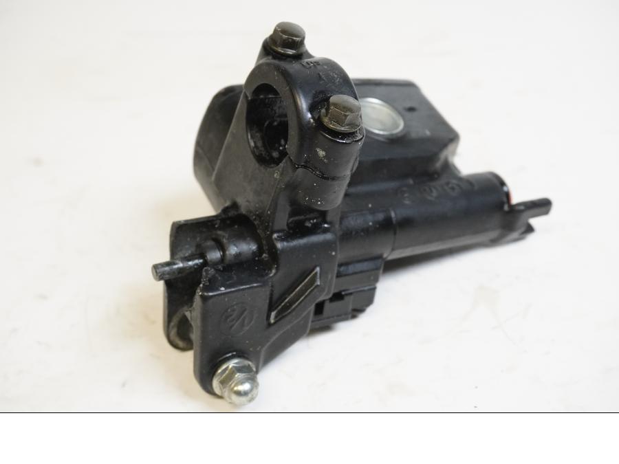 Höger sida på Kopplingshuvudcylinder från en Honda CBR 1100 XX -2004 motorcykel.