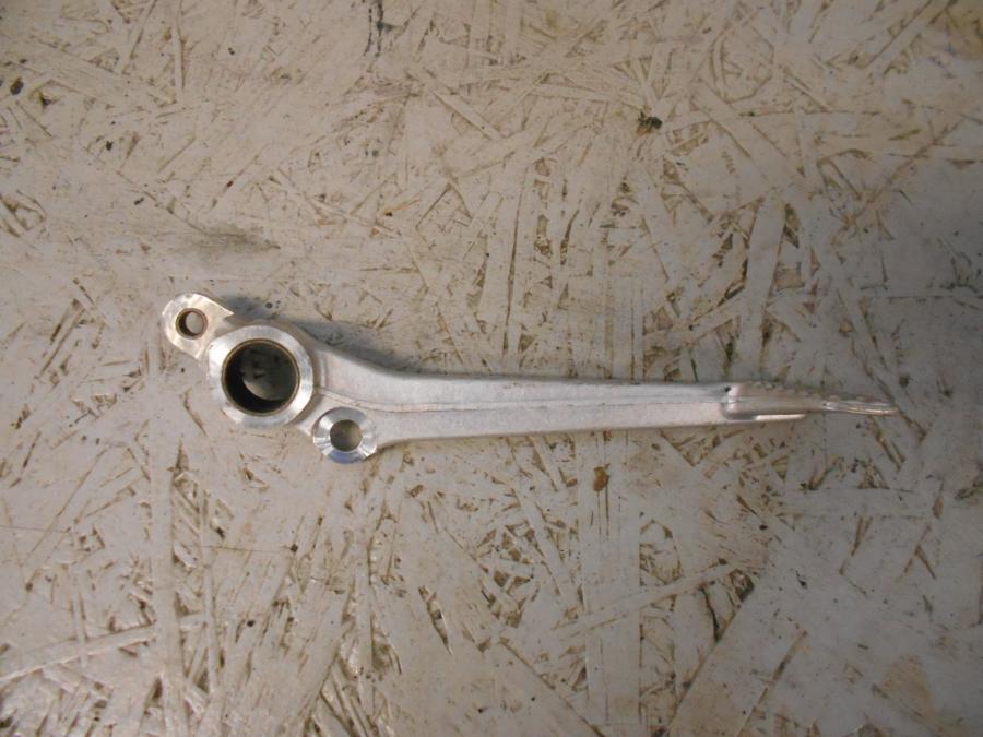 Baksidan på Bromspedal från en Yamaha YZF R6 -1999 motorcykel.