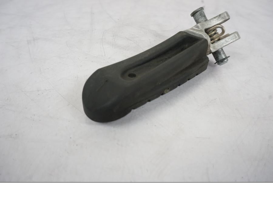 Snett uppifrån på Fotpinne från en KTM 790 Duke -2019 motorcykel.