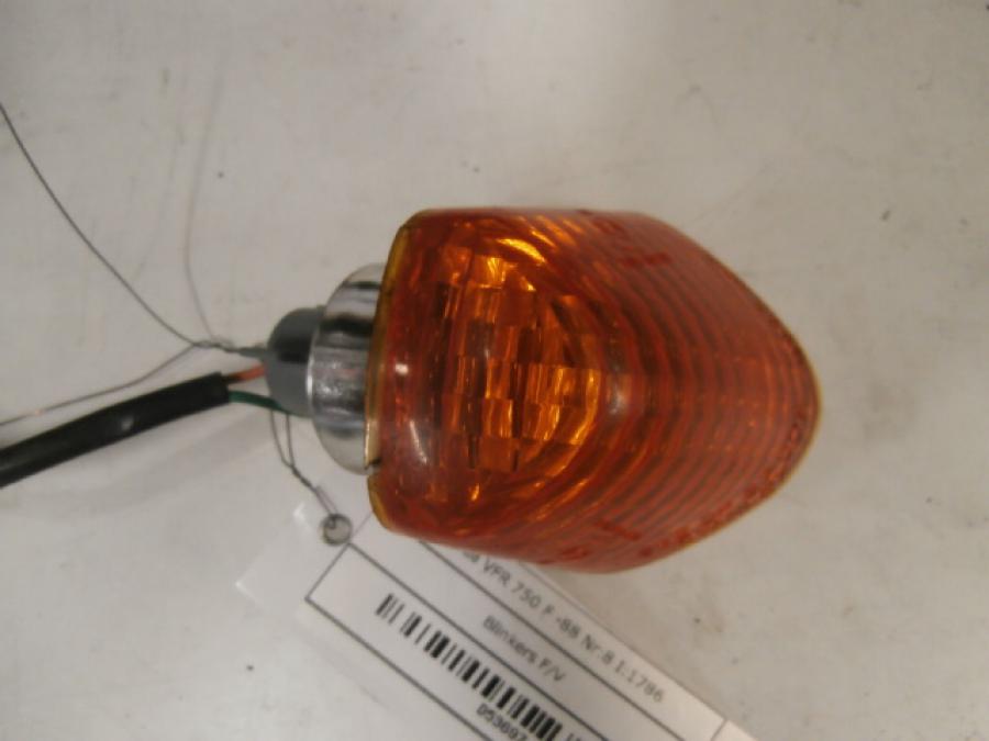 Höger sida på <p>Blinkers vänster fram från Honda VFR 750 F 1988.</p>
<p>Okej skick.</p> motorcykel.