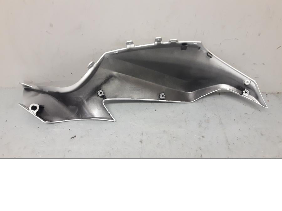 Baksidan på Bensintankskåpa från en Yamaha MT-07 -2015 motorcykel.