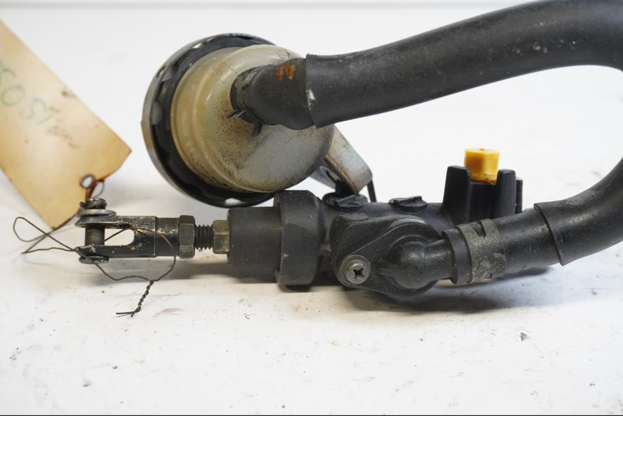 Vänster sida på Bromshuvudcylinder från en Yamaha YZF 1000 R1 -1999 motorcykel.