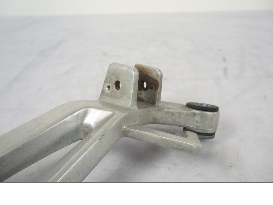 Snett uppifrån på Fotpinnefäste från en Honda CBR 125 R -2006 motorcykel.