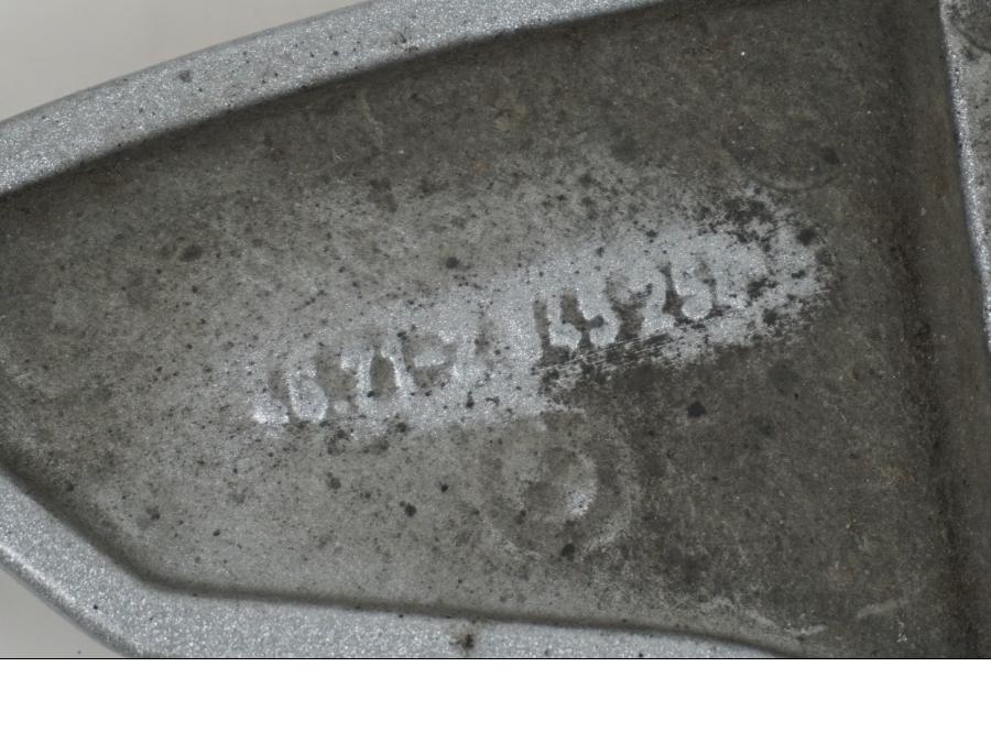 Snett uppifrån på Fotpinnefäste från en BMW F 650 -1998 motorcykel.