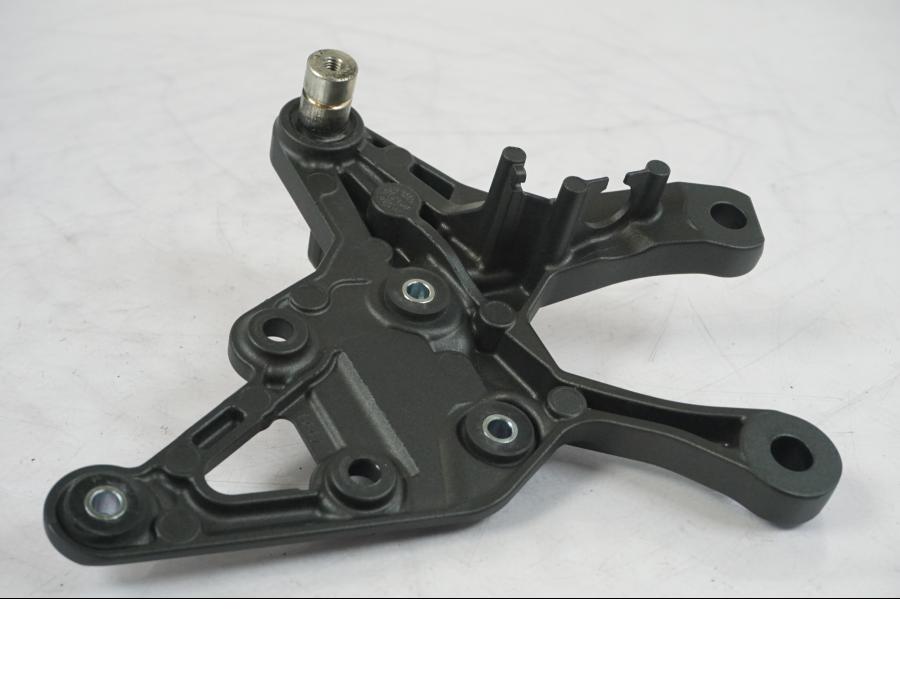 Höger sida på Fotpinnefäste från en Kawasaki Z 900 -2021 motorcykel.