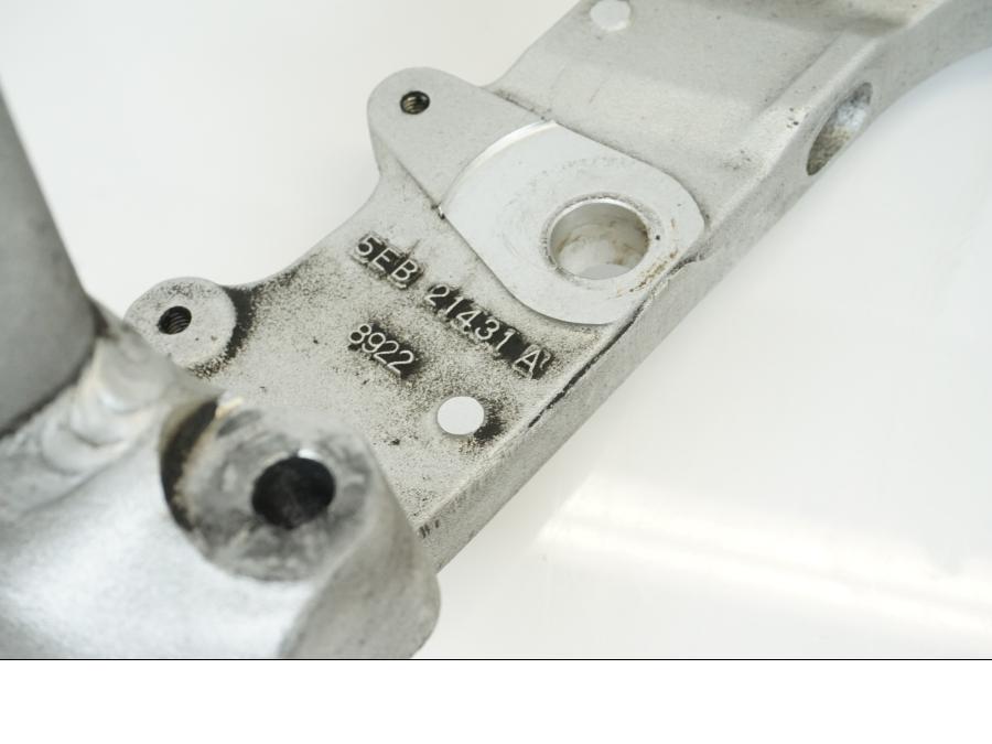 Snett nerifrån på Ram från en Yamaha YZF R6 -1999 motorcykel.