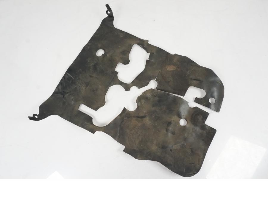 Snett nerifrån på Värmeskydd från en Yamaha YZF 1000 R1 -2007 motorcykel.