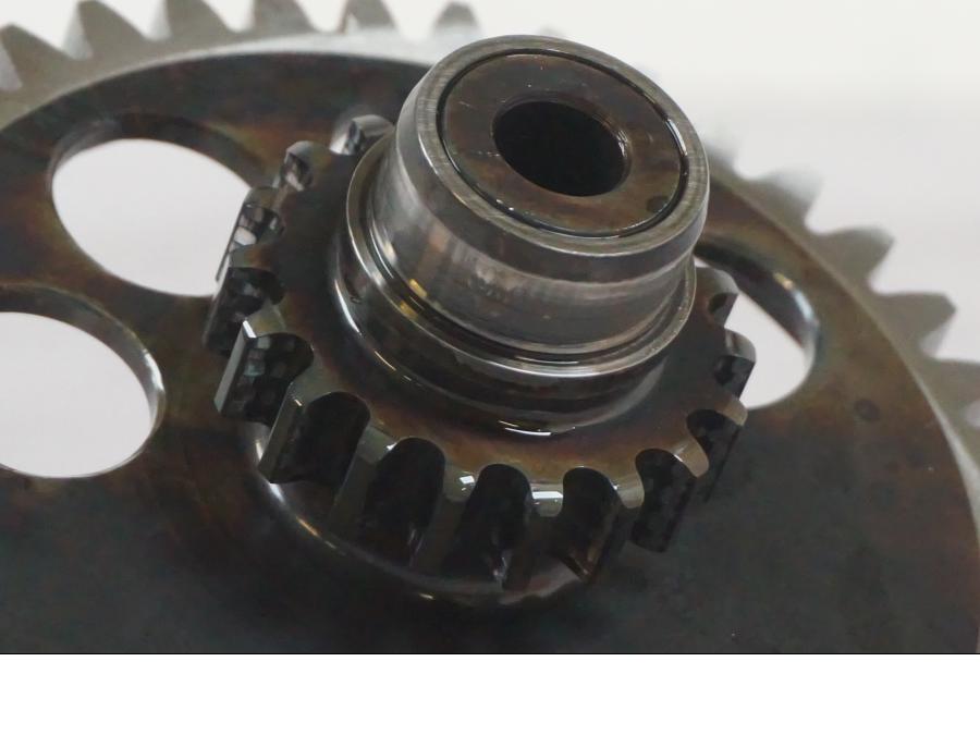 Snett nerifrÄn pÄ Kamkedjedrev frÄn en KTM 1190 Adventure -2015 motorcykel.