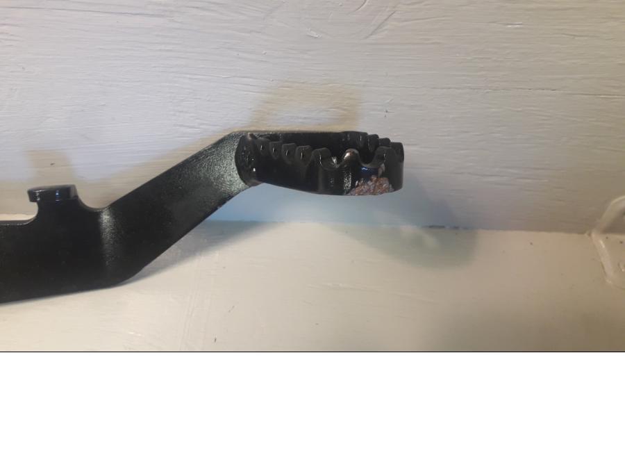 Höger sida på Bromspedal från en BMW G 310 GS -2016 motorcykel.