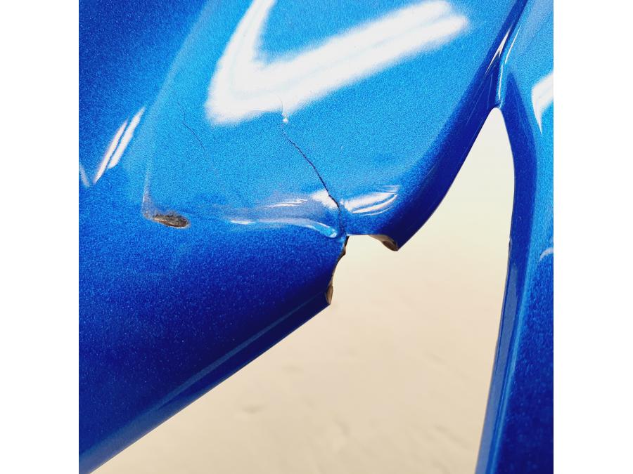 Snett nerifrån på Bensintankskåpa från en Suzuki GSX-S 750 -2018 motorcykel.