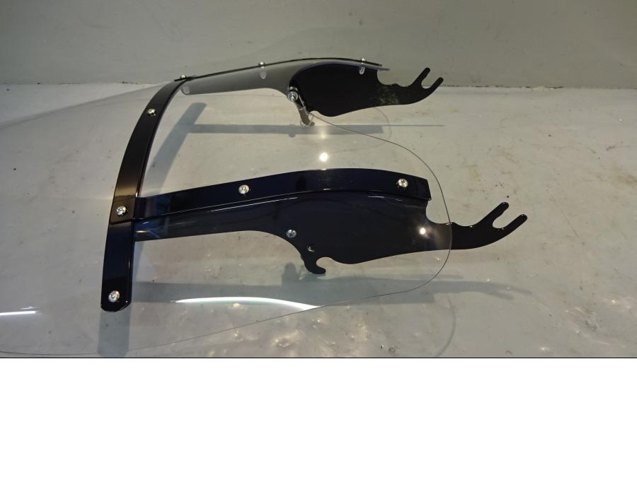 Höger sida på Vindruta från en H-D Harley diverse -2010 motorcykel.