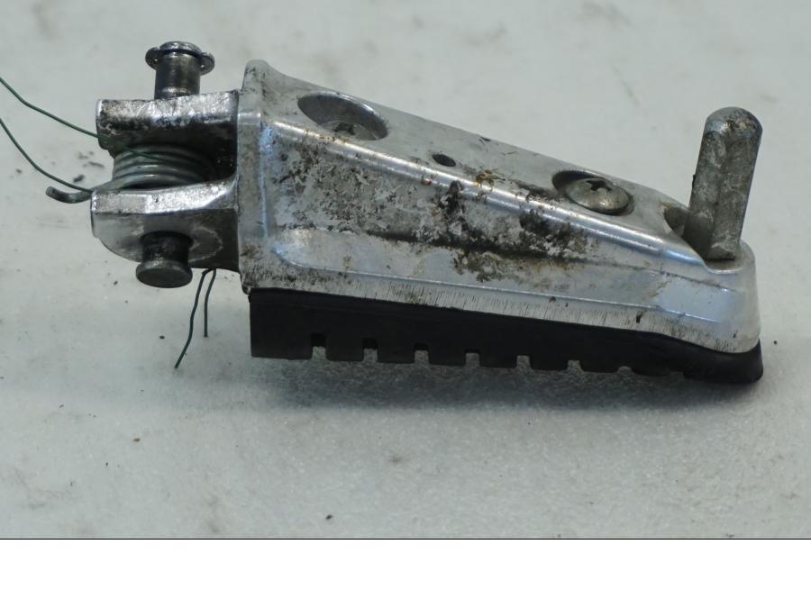 Baksidan på Fotpinne från en Suzuki DL 1000 -2016 motorcykel.