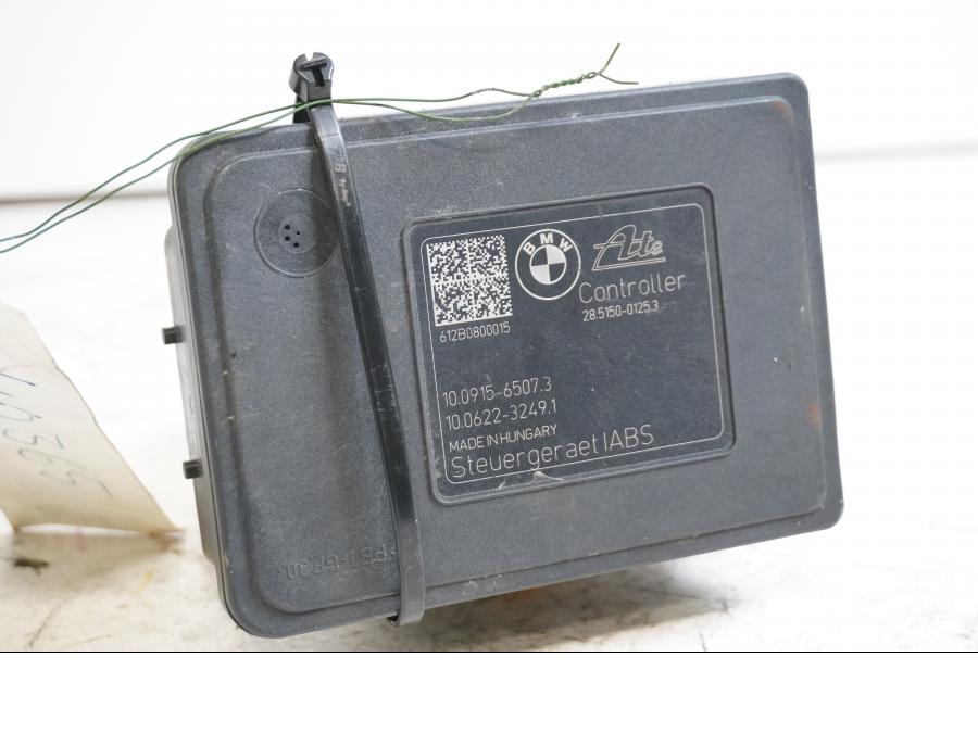 Baksidan på ABS Modulator från en BMW R 1200 GS -2013 motorcykel.