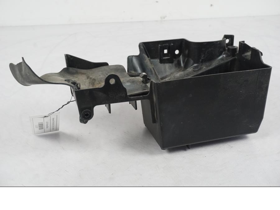 Snett uppifrån på Batterihållare från en Kawasaki ER-6N ABS -2010 motorcykel.