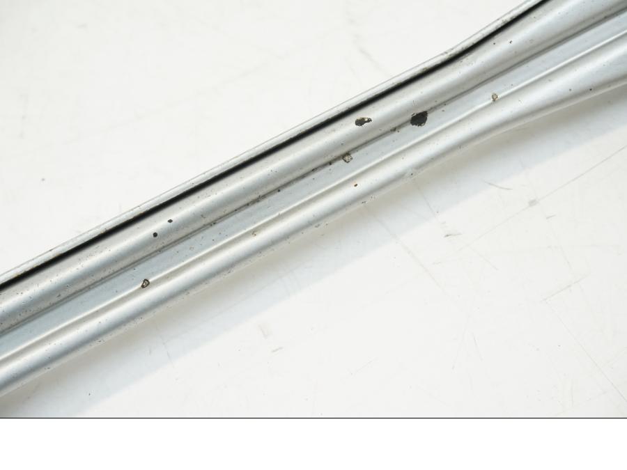 Höger sida på Parallellstag från en BMW K 1200 LT -2004 motorcykel.