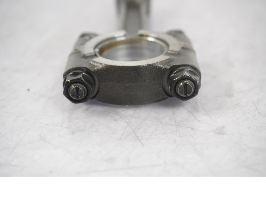 Snett uppifrÄn pÄ Vevstake frÄn en KTM 125 Duke -2017 motorcykel.