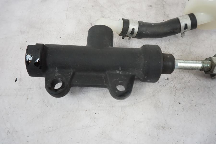 Baksidan på Bromshuvudcylinder från en Yamaha YZF-R 125 -2008 motorcykel.