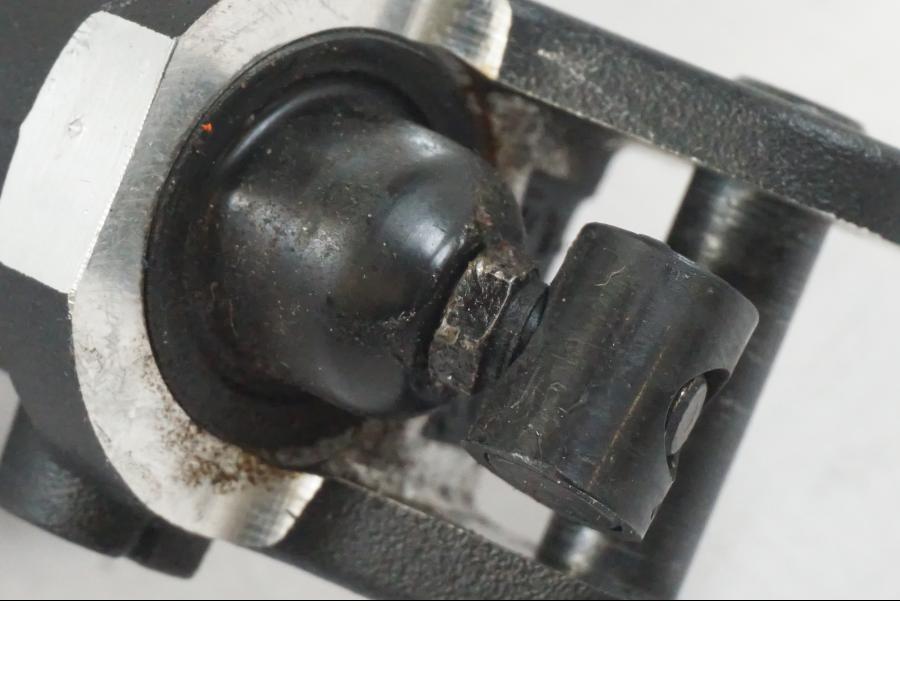 Snett nerifrån på Bromshuvudcylinder från en KTM 1290 Super Duke R -2022 motorcykel.