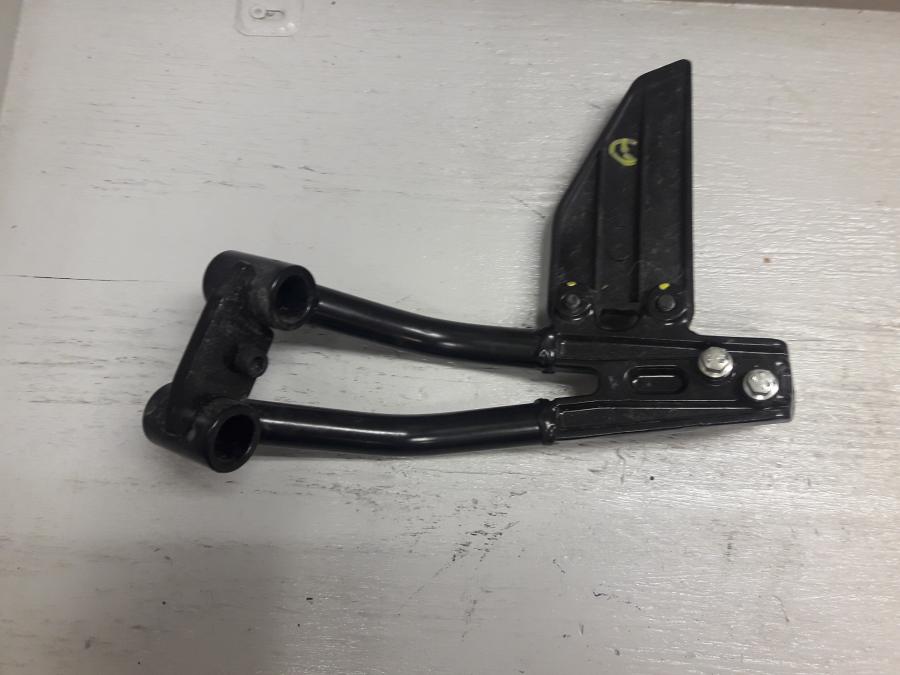 Baksidan på Fotpinnefäste från en KTM 125 Duke -2017 motorcykel.