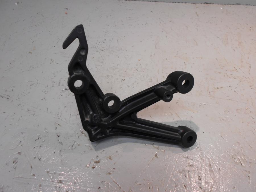 Baksidan på Fotpinnefäste från en Kawasaki Ninja H2 -2018 motorcykel.