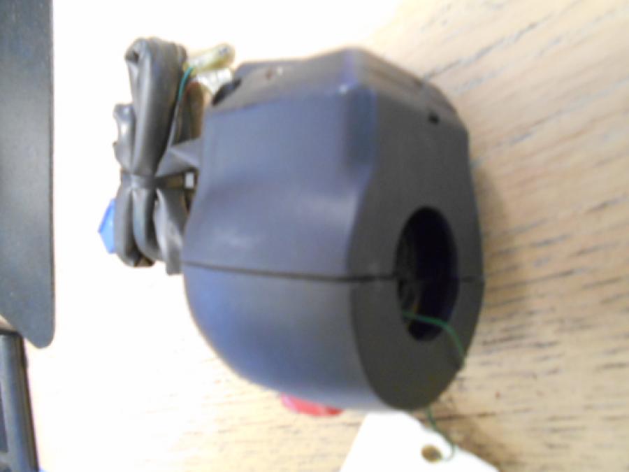 Snett uppifrån på Styrelreglage från en Yamaha FZ-6 -2007 motorcykel.