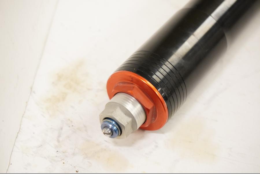 Snett uppifrån på Gaffelben från en Aprilia SL 1000 Falco -2000 motorcykel.