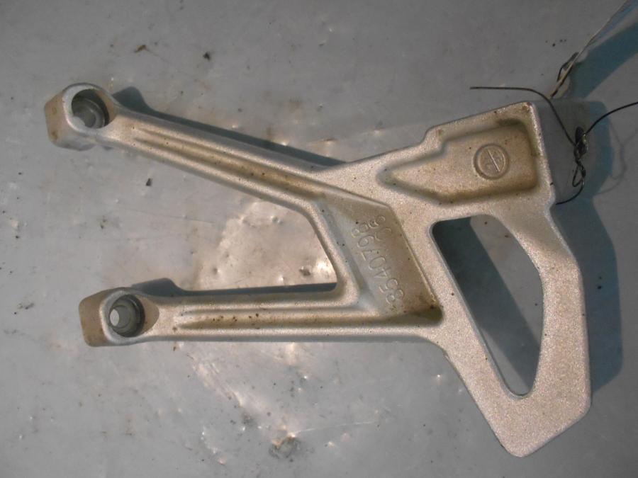 Baksidan på Fotpinnefäste från en BMW R 1200 RS -2016 motorcykel.