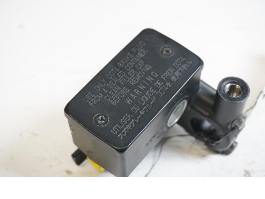 Höger sida på Bromshuvudcylinder från en Suzuki DL 1000 -2003 motorcykel.
