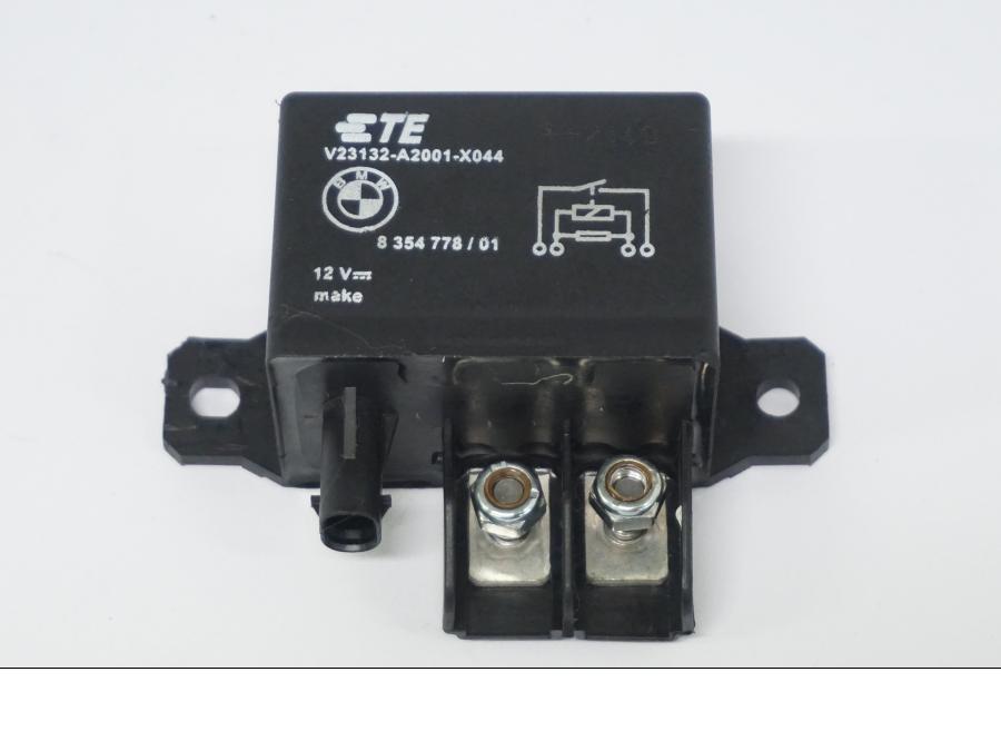 Snett nerifrån på Startrelä från en BMW R 1250 GS -2022 motorcykel.